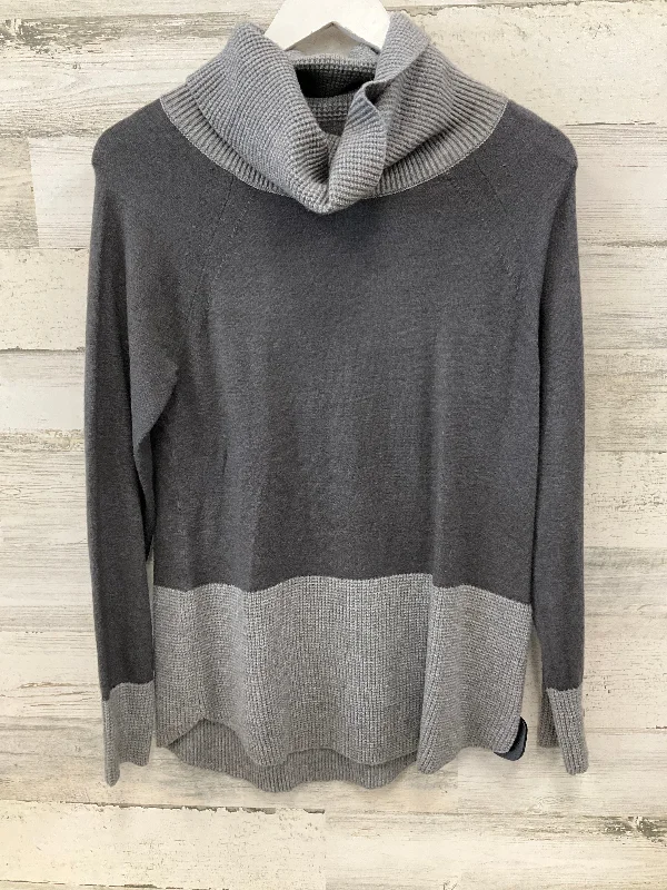 Top Long Sleeve By Cyrus Knits In Grey, Size: Xs